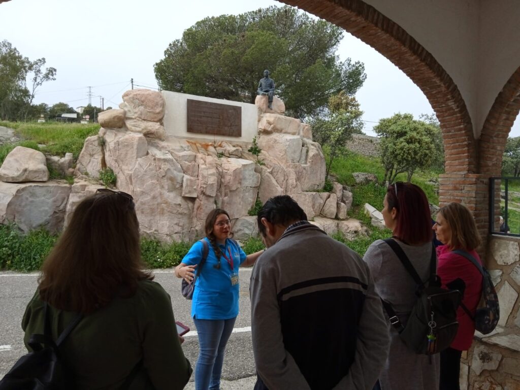 Guía explicando la ruta historias y leyendas del Santuario de la Virgen de la Cabeza