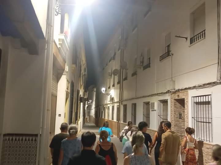 Grupo paseando por callejuelas del casco histórico durante la ruta Andújar Mágica