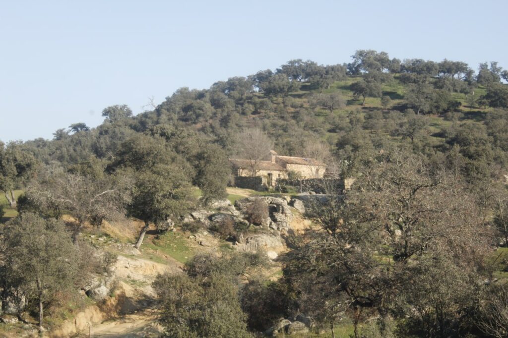 Imágenes de la finca donde se desarrolla la ruta de senderismo de Entrelobos en la Sierra de Cardeña y Montoro 