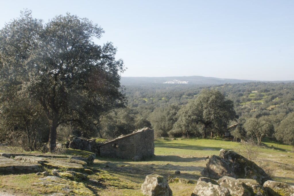 Imágenes de la finca con Azuel de fondo donde se desarrolla la ruta de senderismo de Entrelobos en la Sierra de Cardeña y Montoro 